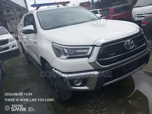 Toyota Hilux 2022 White
