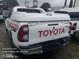 Toyota Hilux 2022 White
