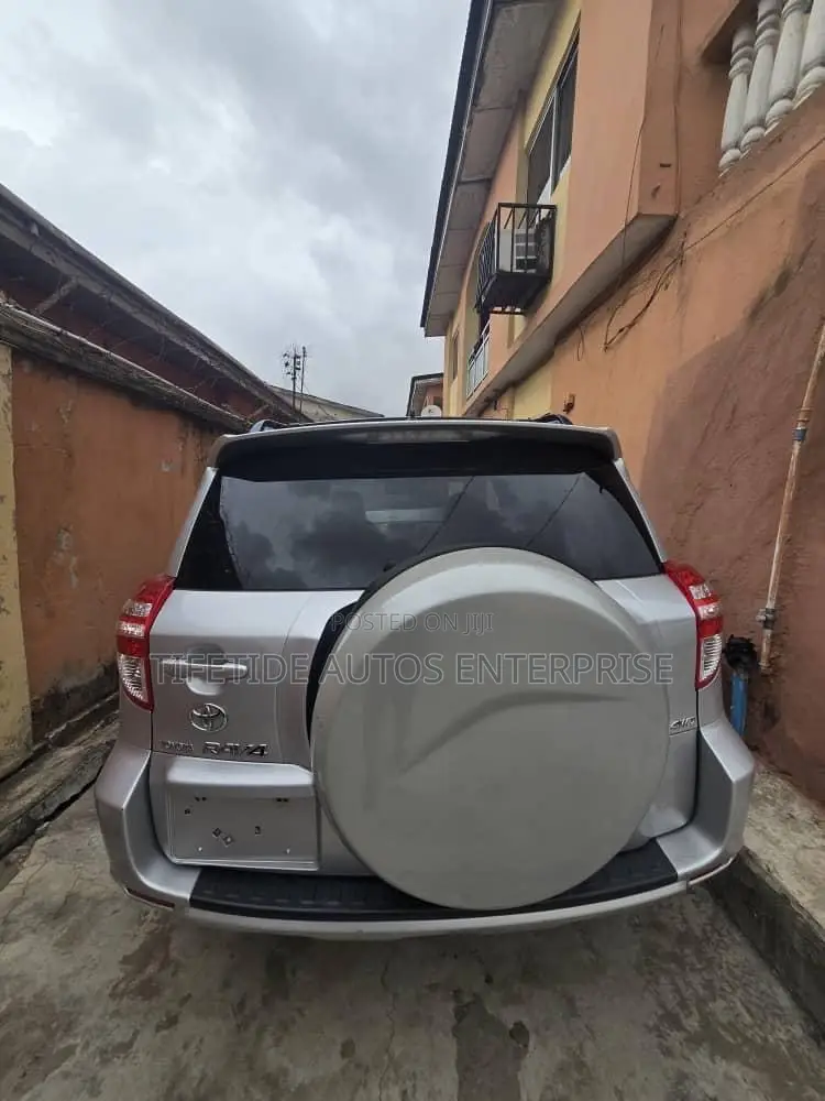 Toyota RAV4 2010 Silver