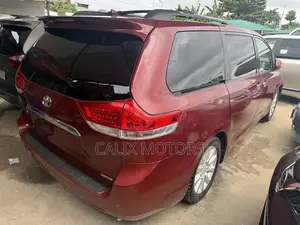 Toyota Sienna 2013 Red