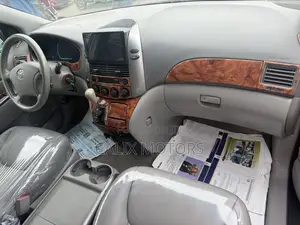 Toyota Sienna 2006 Red