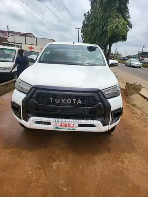 Toyota Hilux 2022 White