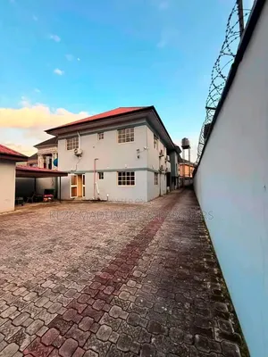 5bdrm Block of Flats in Rumuibekwe Housing for sale