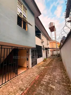 5bdrm Block of Flats in Rumuibekwe Housing for sale