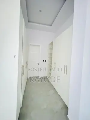 3bdrm Apartment in Ahmadu Bello Way for rent