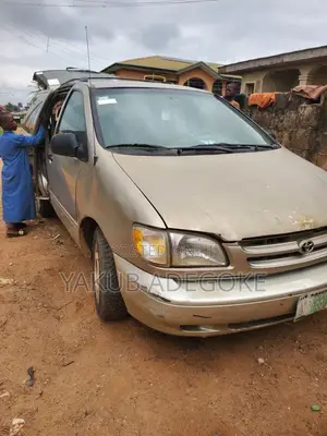Toyota Sienna 2000 Gold