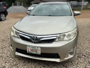 Toyota Camry LE 4dr Sedan (2.5L 4cyl 6A) 2013 Gold