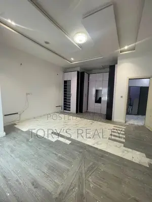 Mini Flat in Chevron for rent