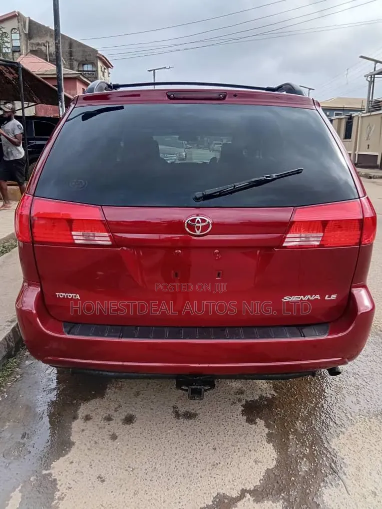 Toyota Sienna 2005 Red