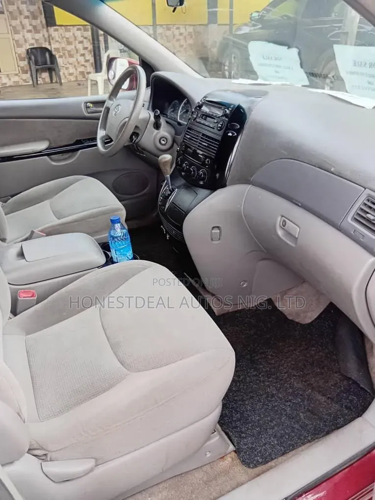 Toyota Sienna 2005 Red