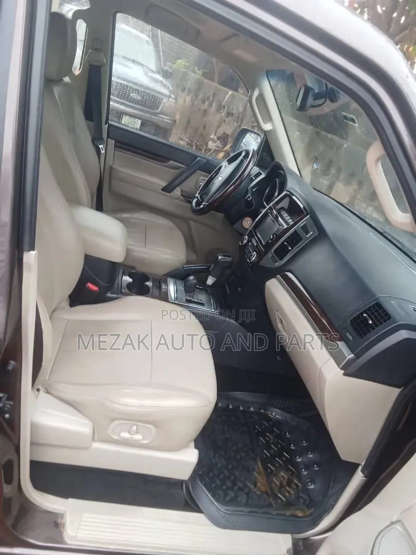 Mitsubishi Pajero 2018 Gray