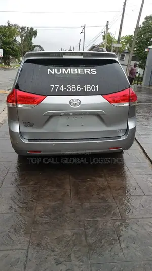 Toyota Sienna XLE AWD 7-Passenger 2013 Silver