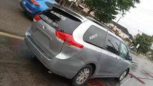 Toyota Sienna XLE AWD 7-Passenger 2013 Silver