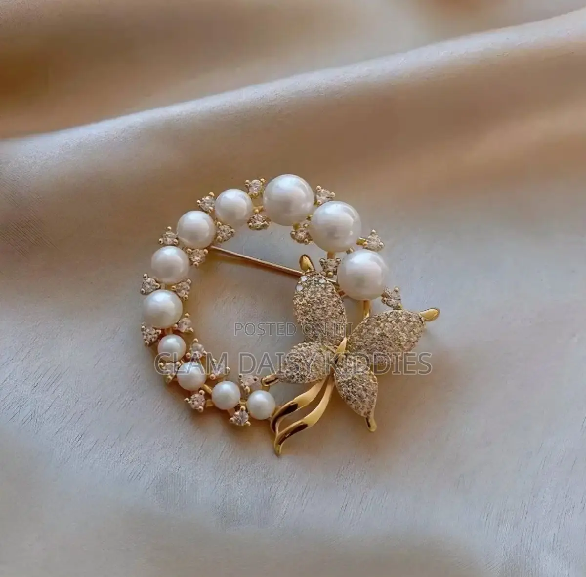 Elegant Butterfly Brooch 🦋
