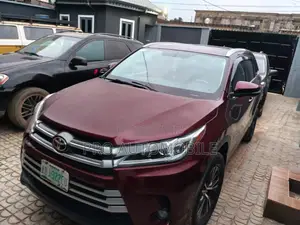 Toyota Highlander XLE 4x2 V6 (3.5L 6cyl 8A) 2017 Red