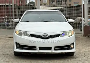 Toyota Camry SE V6 4dr Sedan (3.5L 6cyl 6A) 2013 White