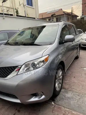 Toyota Sienna 2011 Silver