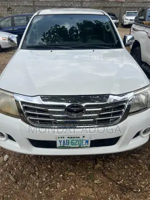 Toyota Hilux SR 4x4 2013 White