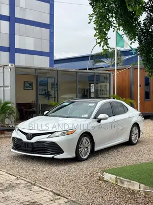 Toyota Camry XLE FWD 2020 White