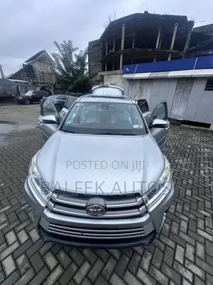 Toyota Highlander XLE 4x4 V6 (3.5L 6cyl 8A) 2018 Silver