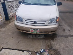 Toyota Sienna 2002 White