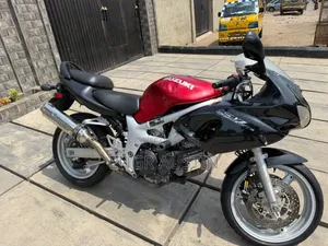 Suzuki SFV650 2010 Red