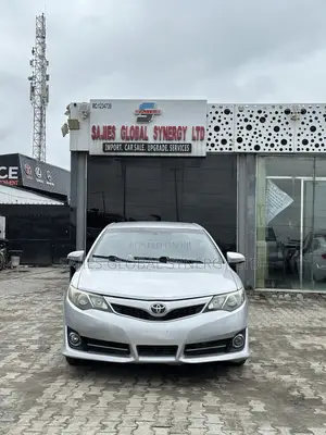 Toyota Camry SE 4dr Sedan w/Prod. End 11/13 (2.5L 4cyl 6A) 2014 Silver