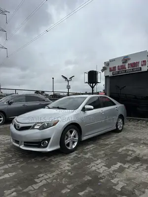 Toyota Camry SE 4dr Sedan w/Prod. End 11/13 (2.5L 4cyl 6A) 2014 Silver