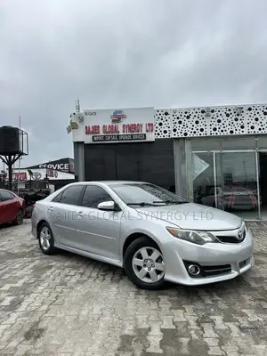 Toyota Camry SE 4dr Sedan w/Prod. End 11/13 (2.5L 4cyl 6A) 2014 Silver