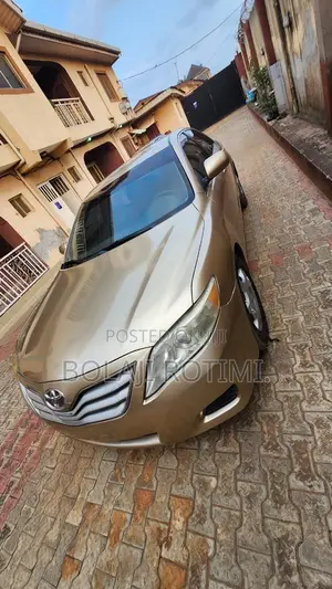 Toyota Camry LE 4dr Sedan (2.5L 4cyl 6AM) 2010 Gold