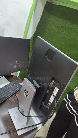 The HP EliteDisplay E233