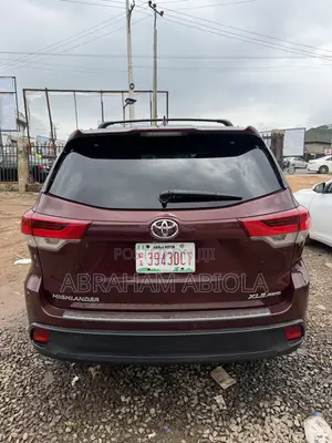 Toyota Highlander XLE 4x2 V6 (3.5L 6cyl 8A) 2017 Red