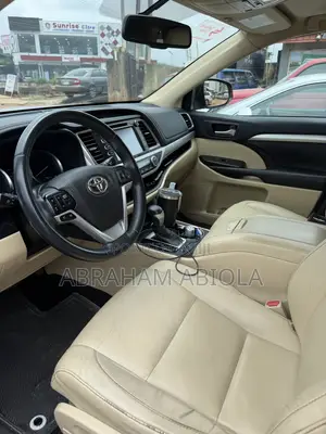 Toyota Highlander XLE 4x2 V6 (3.5L 6cyl 8A) 2017 Red