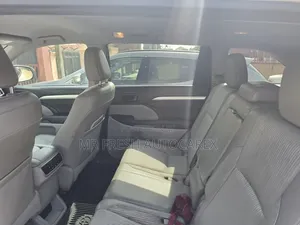 Toyota Highlander LE Plus 4x4 V6 (3.5L 6cyl 8A) 2017 White