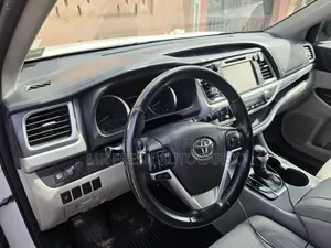 Toyota Highlander LE Plus 4x4 V6 (3.5L 6cyl 8A) 2017 White