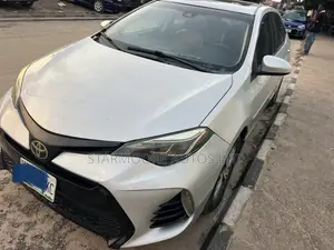Toyota Corolla XLE 4dr Sedan (1.8L 4cyl CVT) 2017 Silver