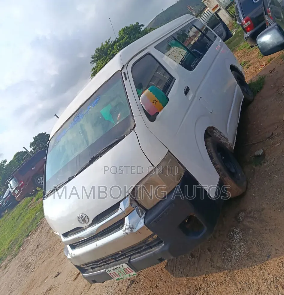 Toyota HiAce 2012 White