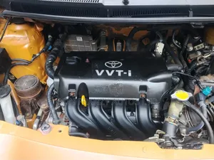 Toyota Yaris Base Hatchback 3dr 2010 Gold