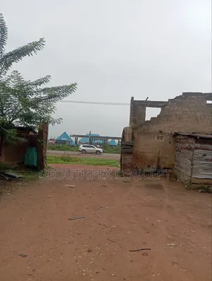 3 Plots of Land, 3 BDRM and 8 Shop Along Oyo-Ibadan Expressway, Ibadan