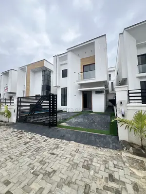 5bdrm Duplex in Chevron for sale