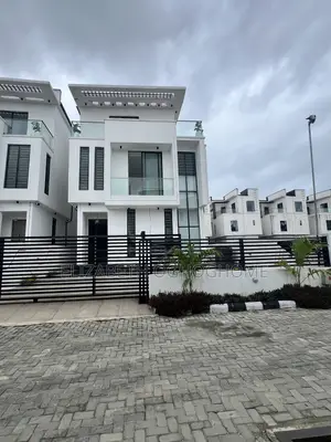 5bdrm Duplex in Chevron for sale