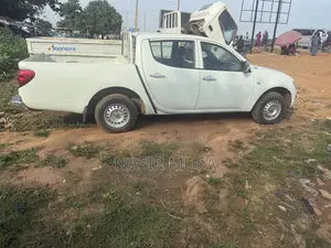 Mitsubishi L200 2012 White