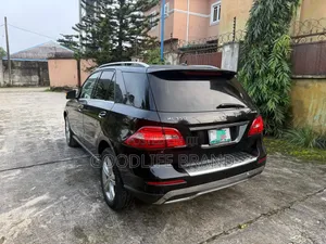Mercedes-Benz C300 Sport 4Matic Sedan AWD (3.0L 6cyl 7A) 2010 Black
