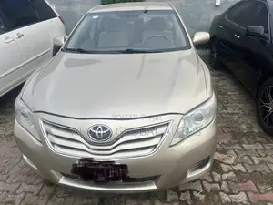 Toyota Camry LE 4dr Sedan (2.5L 4cyl 6AM) 2010 Gold