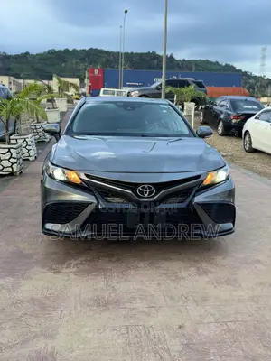 Toyota Camry SE 2021 Gray