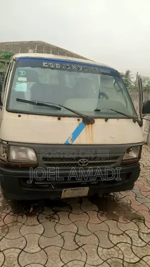 Toyota HiAce 2004 White