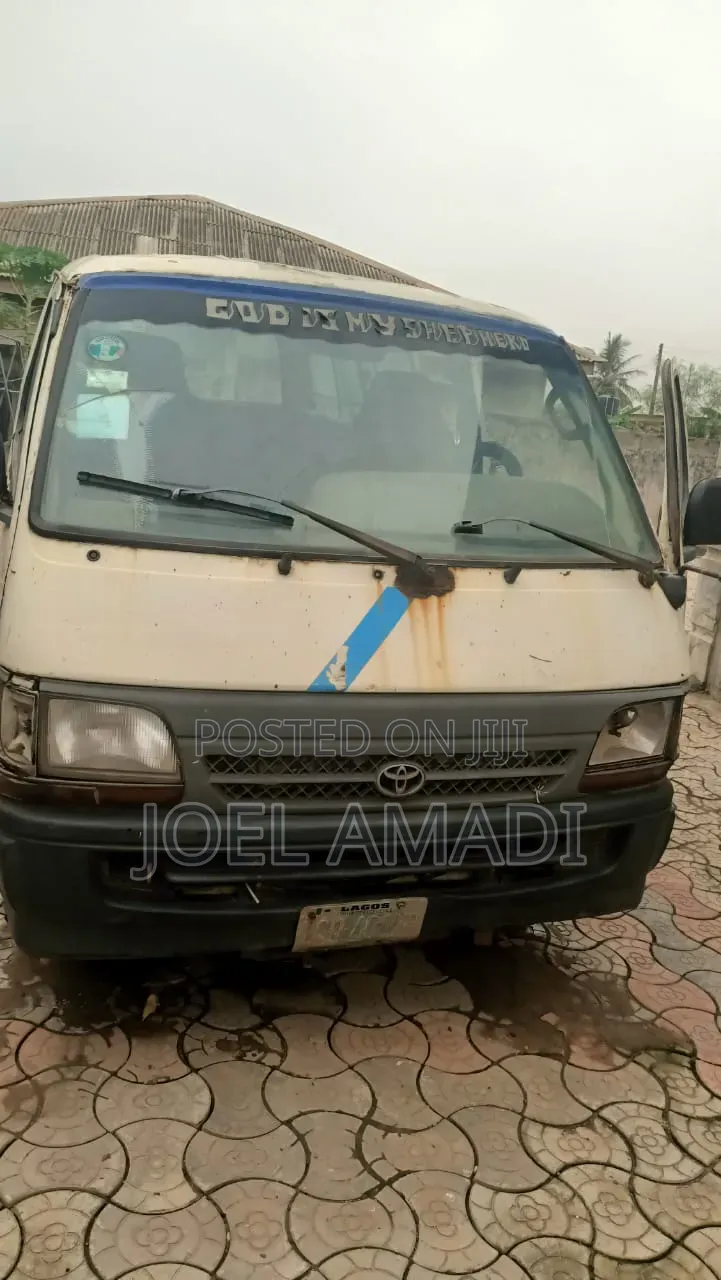 Toyota HiAce 2004 White