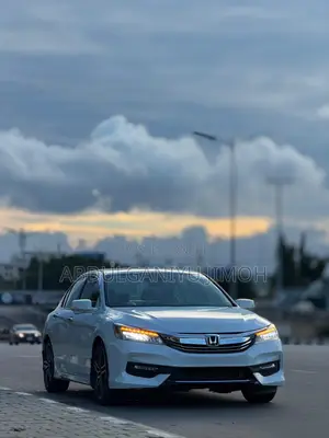 Honda Accord Touring V6 4dr Sedan FWD (3.5L 6cyl 6A) 2017 White
