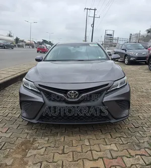 Toyota Camry SE FWD (2.5L 4cyl 8AM) 2018 Brown