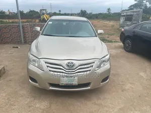Toyota Camry LE 4dr Sedan (2.5L 4cyl 6AM) 2010 Gold